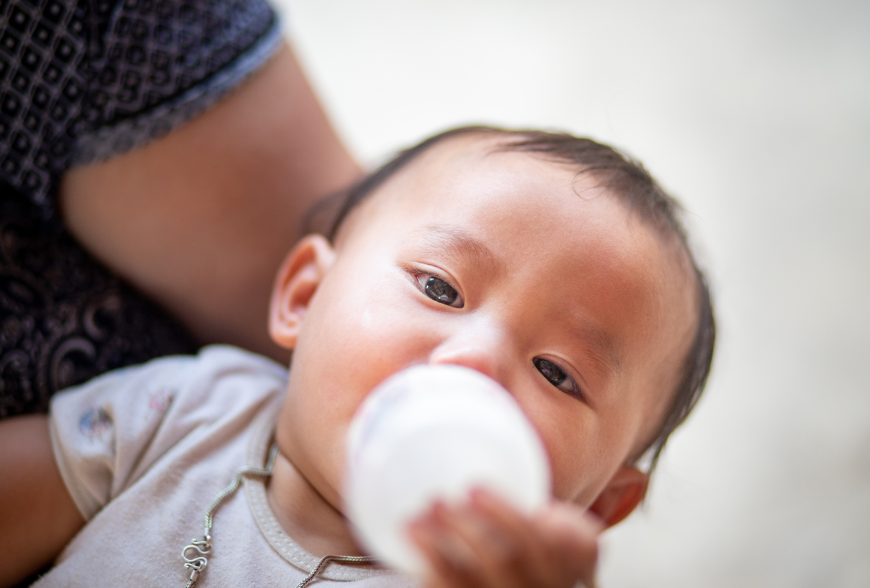 menyusui bikin gigi anak rusak, ASI dan gigi berlubang, mitos menyusui, kesehatan gigi bayi, early childhood caries, menjaga gigi anak menyusui, Bunda, si Kecil
